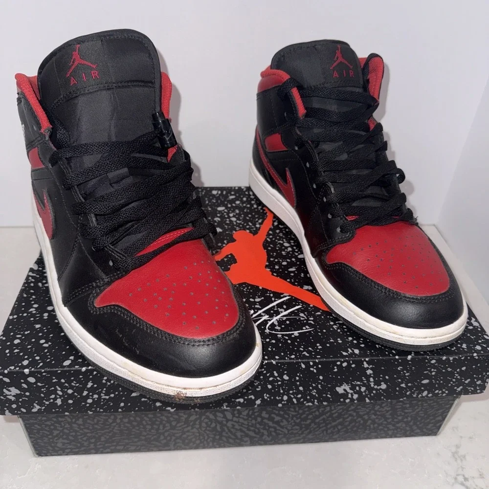 Nike Air Jordan 1 Mid Banned Bred 2020 Size 9 Men's 554724-074 EXCELLENT